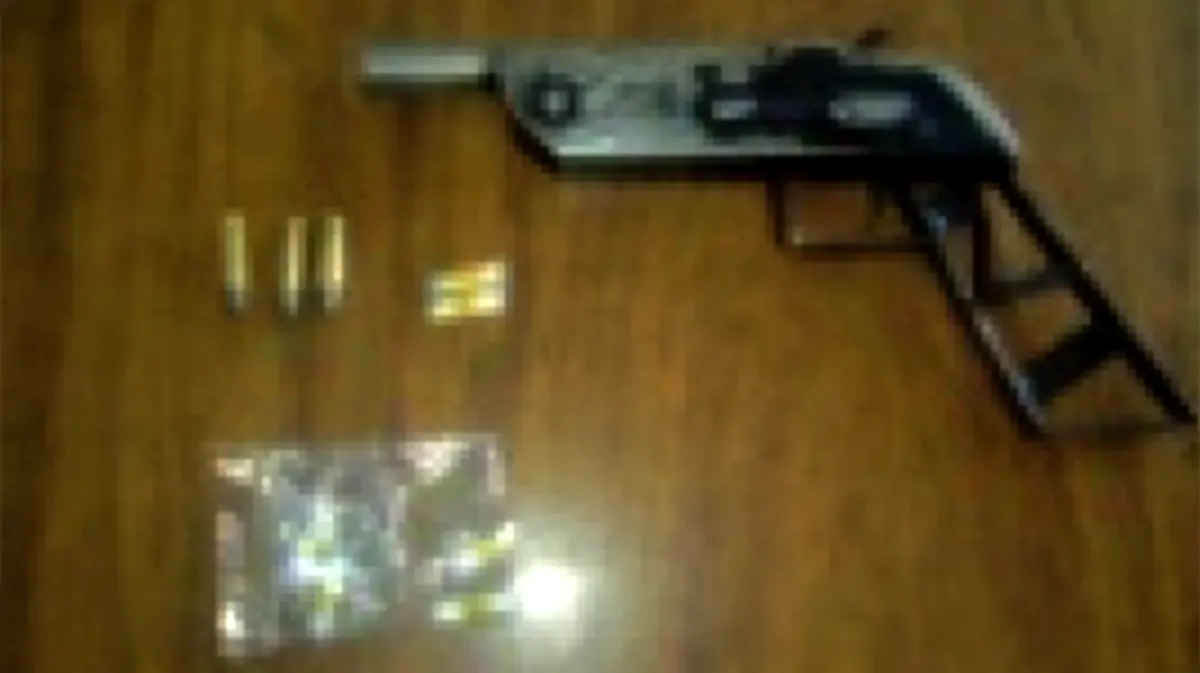 02 DETIENEN A PAR DE SUJETOS CON ARMA, CARTUCHOS Y DROGA